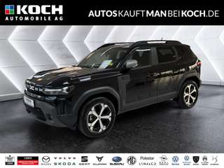 Schräge Frontansicht auf einen Dacia Duster , freigestellt