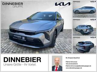 Schräge Frontansicht auf einen Kia K4 , freigestellt