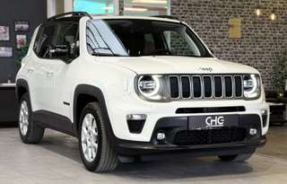 Schräge Frontansicht auf einen Jeep Renegade , freigestellt