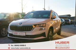 Schräge Frontansicht auf einen Skoda Karoq , freigestellt