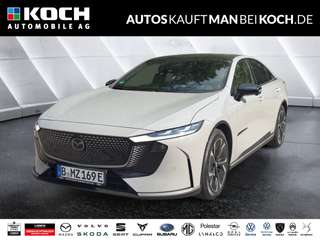 Schräge Frontansicht auf einen Mazda Mazda6 , freigestellt