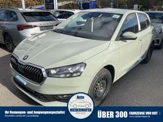 Schräge Frontansicht auf einen Skoda Fabia , freigestellt