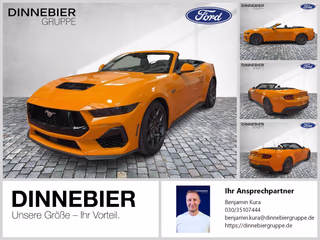 Schräge Frontansicht auf einen Ford Mustang , freigestellt