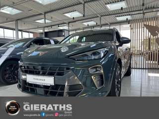 Schräge Frontansicht auf einen CUPRA Terramar , freigestellt