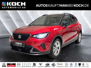 Schräge Frontansicht auf einen SEAT Arona , freigestellt