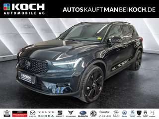 Schräge Frontansicht auf einen Volvo XC40 , freigestellt