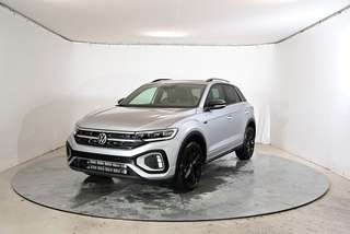 Schräge Frontansicht auf einen Volkswagen T-Roc , freigestellt