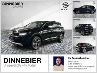 Schräge Frontansicht auf einen Opel Grandland X , freigestellt