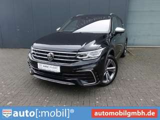 Schräge Frontansicht auf einen Volkswagen Tiguan Allspace , freigestellt