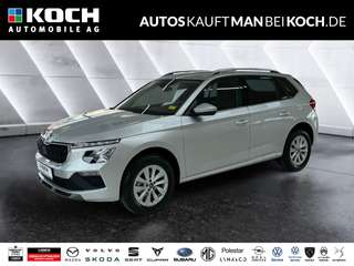 Schräge Frontansicht auf einen Skoda Kamiq , freigestellt