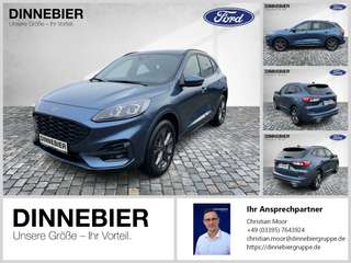 Schräge Frontansicht auf einen Ford Kuga , freigestellt
