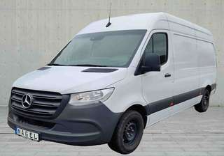 Schräge Frontansicht auf einen Mercedes-Benz Sprinter , freigestellt