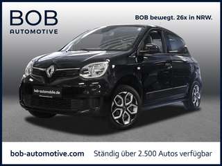 Schräge Frontansicht auf einen Renault Twingo , freigestellt