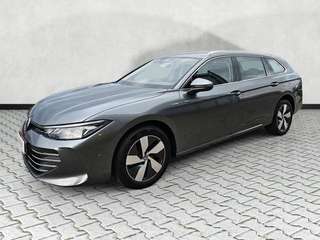 Schräge Frontansicht auf einen Volkswagen Passat , freigestellt