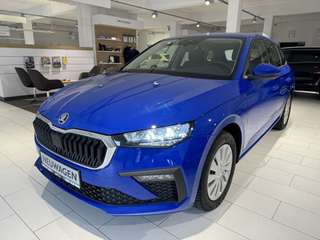 Schräge Frontansicht auf einen Skoda Scala , freigestellt