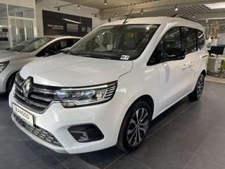 Schräge Frontansicht auf einen Renault Kangoo , freigestellt