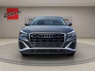 Schräge Frontansicht auf einen Audi Q2 , freigestellt