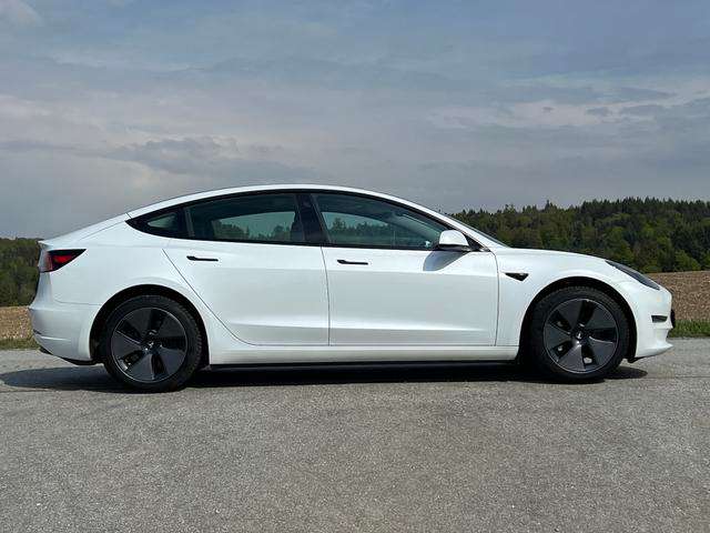 Fahrzeugbild eines TESLA Model 3