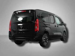 Schräge Frontansicht auf einen Opel Combo Life , freigestellt
