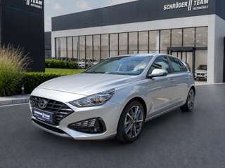 Schräge Frontansicht auf einen Hyundai i30 , freigestellt