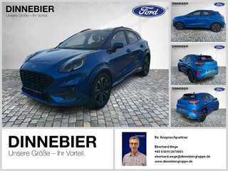 Schräge Frontansicht auf einen Ford Puma , freigestellt