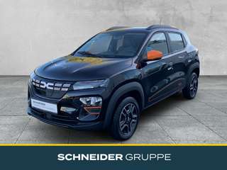 Schräge Frontansicht auf einen Dacia Spring , freigestellt