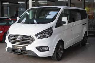Schräge Frontansicht auf einen Ford Tourneo Custom , freigestellt