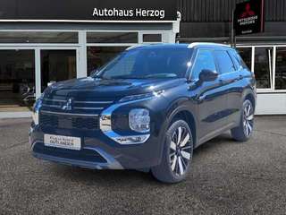 Schräge Frontansicht auf einen Mitsubishi Outlander , freigestellt