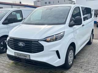 Schräge Frontansicht auf einen Ford Transit Custom , freigestellt