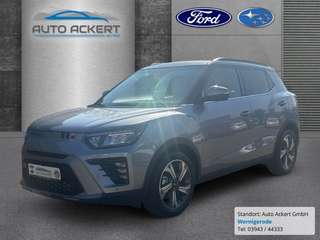 Schräge Frontansicht auf einen KGM Tivoli , freigestellt