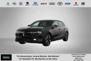 Schräge Frontansicht auf einen Opel Astra , freigestellt