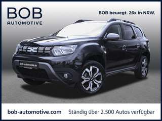 Schräge Frontansicht auf einen Dacia Duster , freigestellt