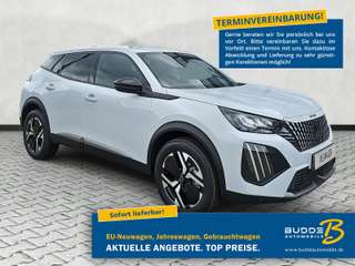 Schräge Frontansicht auf einen Peugeot 2008 , freigestellt
