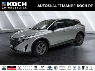 Schräge Frontansicht auf einen Nissan Qashqai , freigestellt