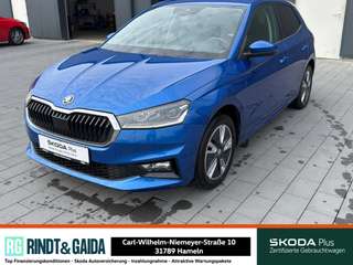 Schräge Frontansicht auf einen Skoda Fabia , freigestellt