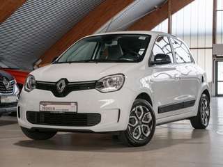 Schräge Frontansicht auf einen Renault Twingo , freigestellt