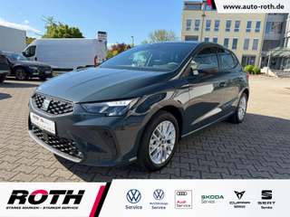 Schräge Frontansicht auf einen SEAT Ibiza , freigestellt