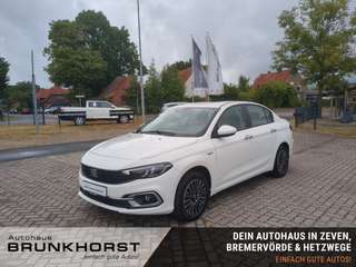Schräge Frontansicht auf einen Fiat Tipo , freigestellt
