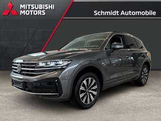 Schräge Frontansicht auf einen Volkswagen Touareg , freigestellt