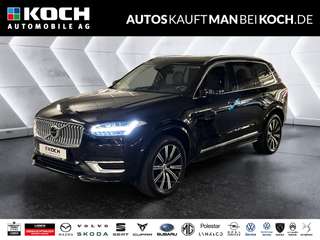 Schräge Frontansicht auf einen Volvo XC90 , freigestellt