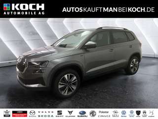 Schräge Frontansicht auf einen Skoda Karoq , freigestellt