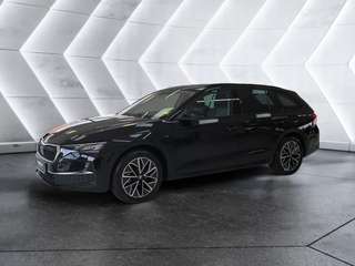 Schräge Frontansicht auf einen Skoda Octavia , freigestellt