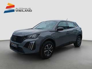 Schräge Frontansicht auf einen Peugeot 2008 , freigestellt