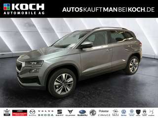 Schräge Frontansicht auf einen Skoda Karoq , freigestellt