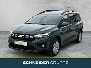 Schräge Frontansicht auf einen Dacia Jogger , freigestellt