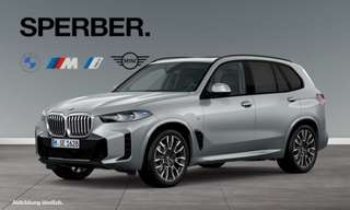 Schräge Frontansicht auf einen BMW X5 , freigestellt