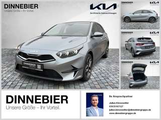 Schräge Frontansicht auf einen Kia cee'd , freigestellt