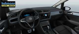 Schräge Frontansicht auf einen Volkswagen Touran , freigestellt