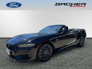 Schräge Frontansicht auf einen Ford Mustang , freigestellt