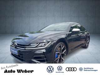 Schräge Frontansicht auf einen Volkswagen Arteon , freigestellt